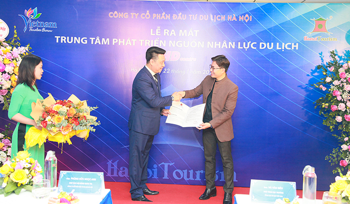 Chủ tịch HĐQT Hanoi Tourism Phùng Hữu Ngọc Anh trao quyết định bổ nhiệm cho Giám đốc THD centre Trịnh Lê Anh